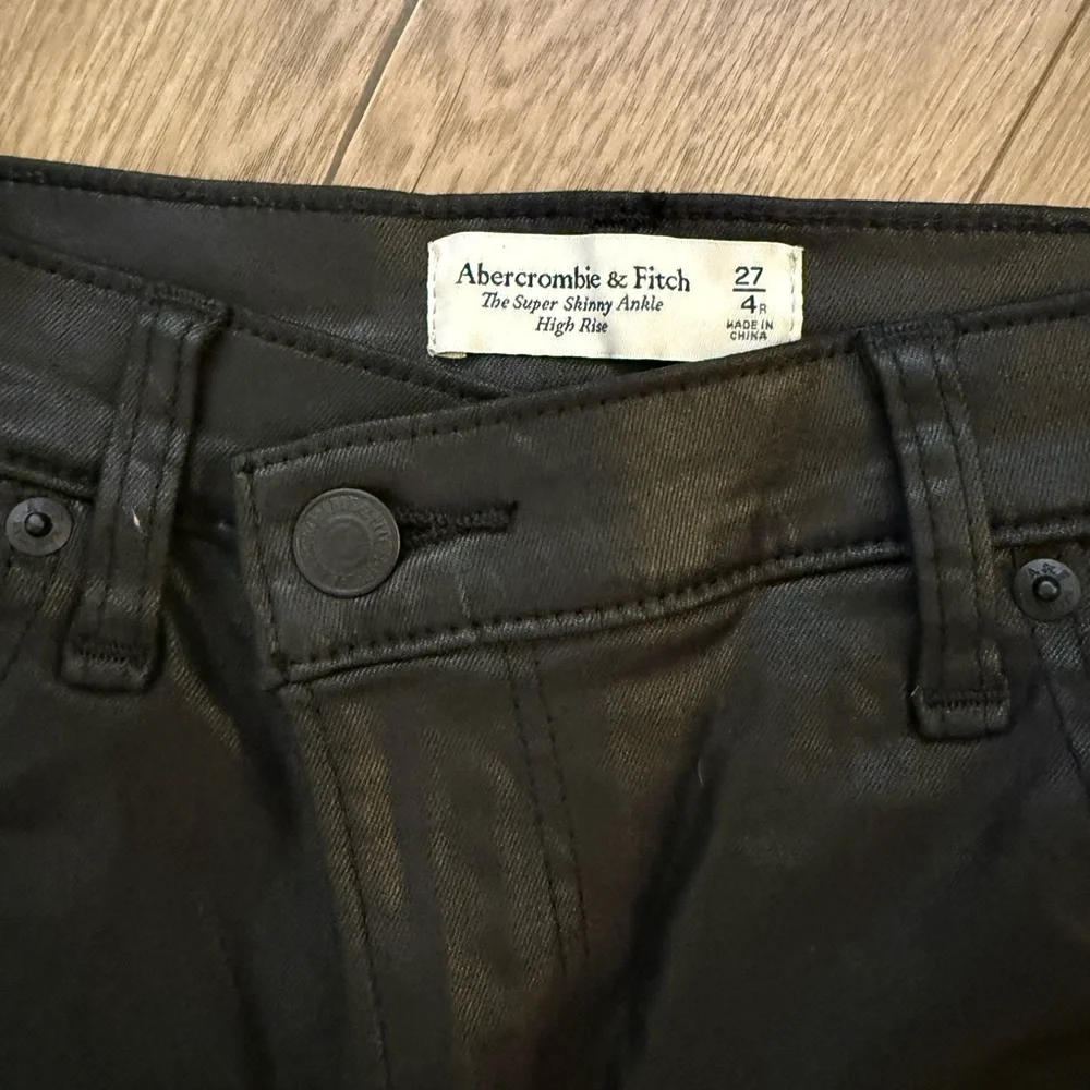 Abercrombie & Fitch sleek black